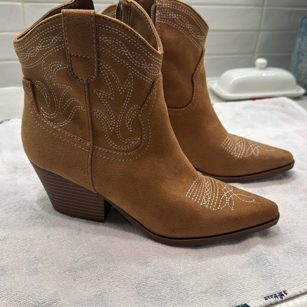 Short heeled cowboy boots